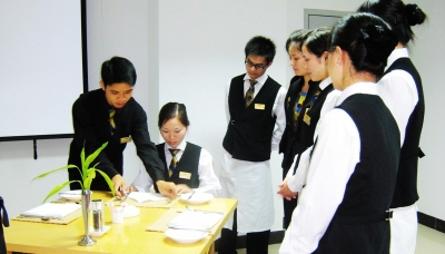 開拓創(chuàng)新勇攀新高峰，跨越發(fā)展再踏新征程——論現(xiàn)代酒店管理的創(chuàng)新與發(fā)展